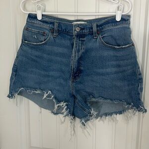 Abercrombie 4” mom short. New this season. Curve love. 30”/size 10. Worn twice